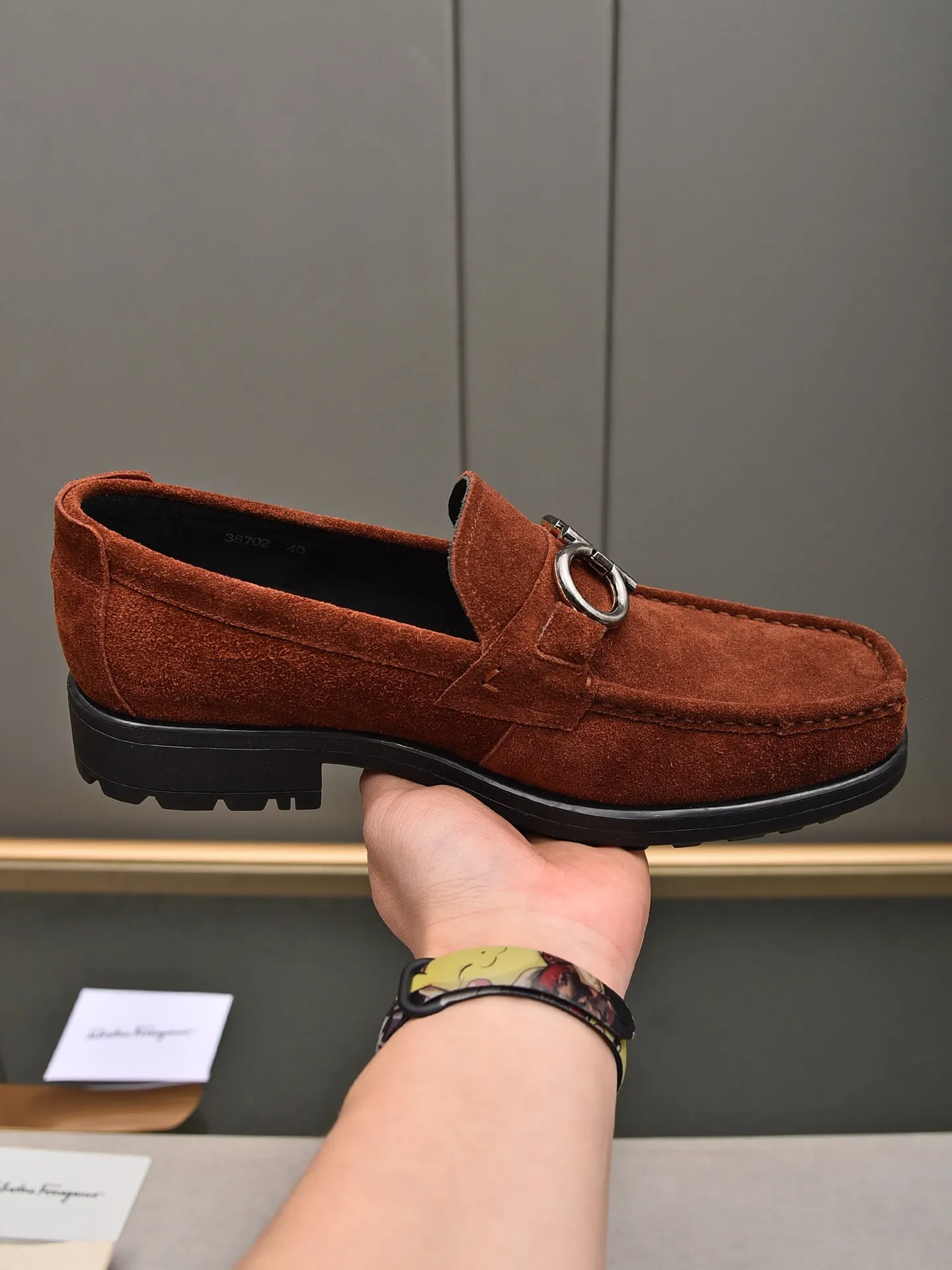 Men's shoes 💰: 500 Brand: Ferragamo Size: Men's size 38/44 (45 can be customized) Grade: Same style as the official website High-end quality men's shoes Material: Original first-layer calfskin Water-dyed cowhide lining Original outsole Style categories: Men's fashionable formal business casual leather shoes Slip-on men's shoes high-top series Young fashion European and American trends British style Casual matching Comfortable feet
